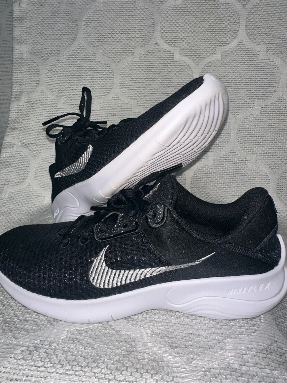 Nike Flex Experience Run 11 Black White Silver Running Shoes Women's Size 7.5 - Picture 6 of 8